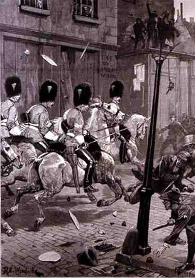 La agitación de la Liga de Tierras Irlandesa: Scots Greys cargando contra la multitud en Limerick, de The Illustrated London News, 29 de octubre de 1881 de Richard Caton II Woodville